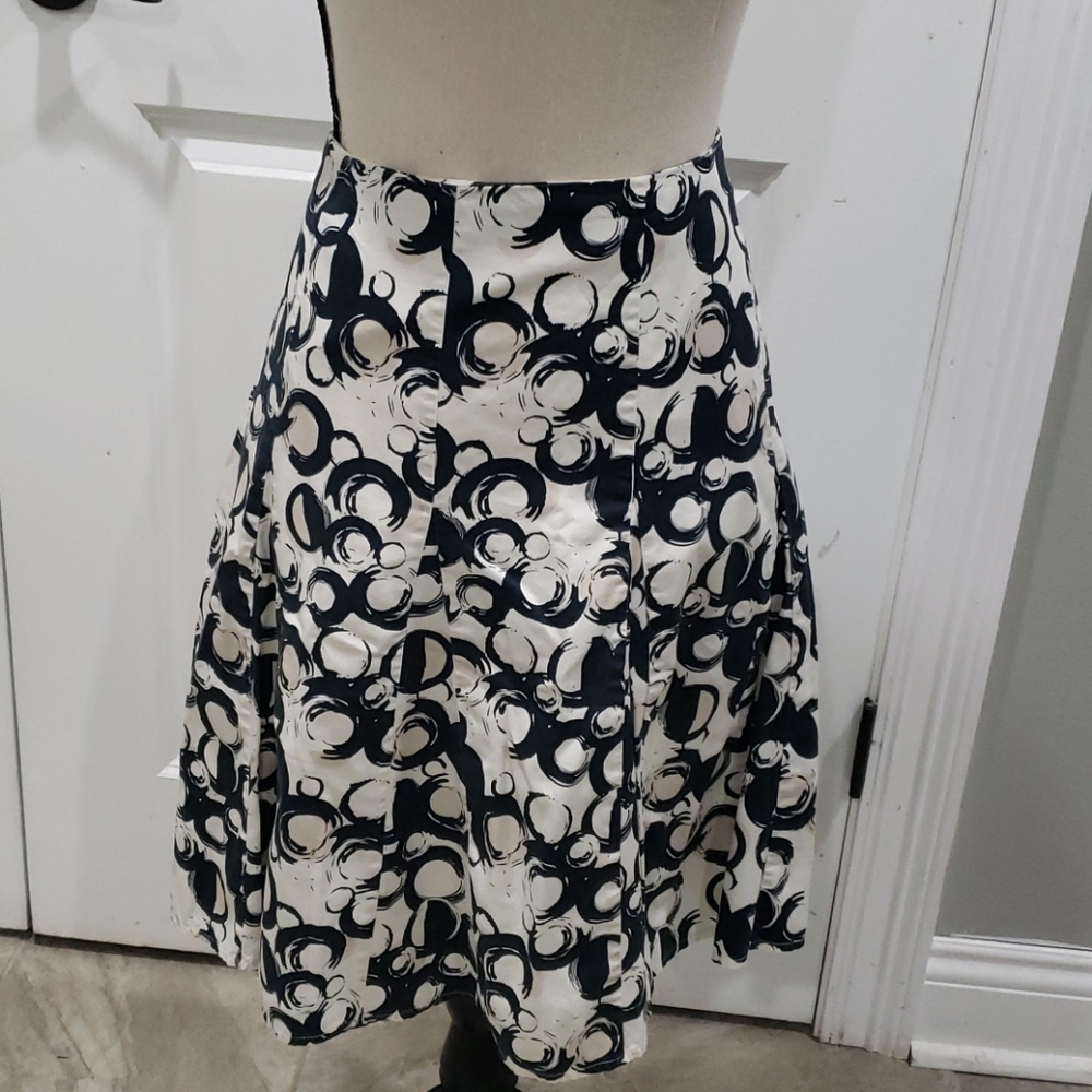 A line skirt with circle pattern